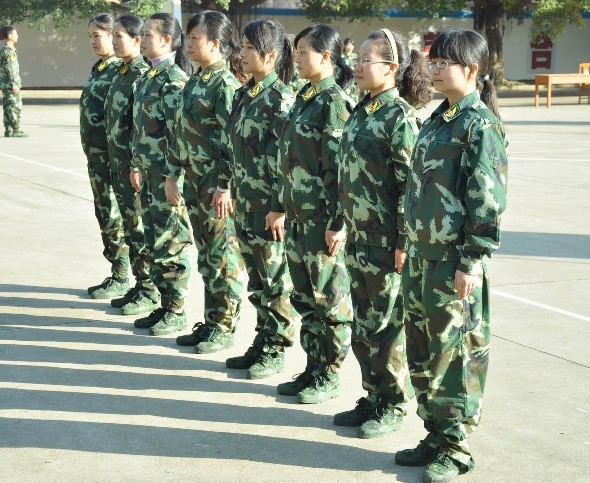 某女子監(jiān)獄民警開展拓展設(shè)施訓(xùn)練活動(dòng)