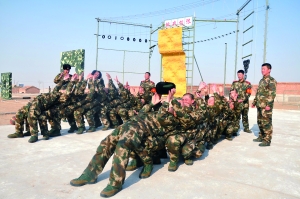 邊防支隊(duì)新兵參加拓展器材訓(xùn)練中