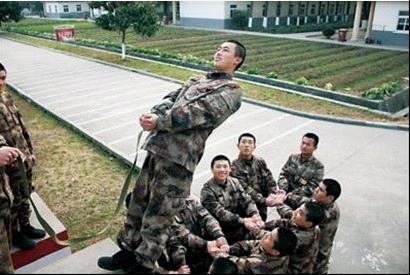 某旅新兵在進行拓展設施訓練中