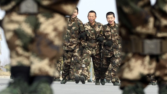 新兵體驗(yàn)拓展設(shè)施訓(xùn)練中
