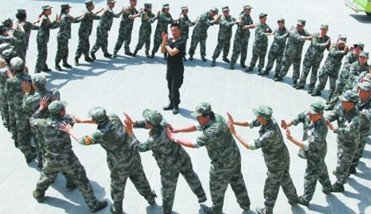 新鄉某單位舉辦軍事化拓展設備訓練